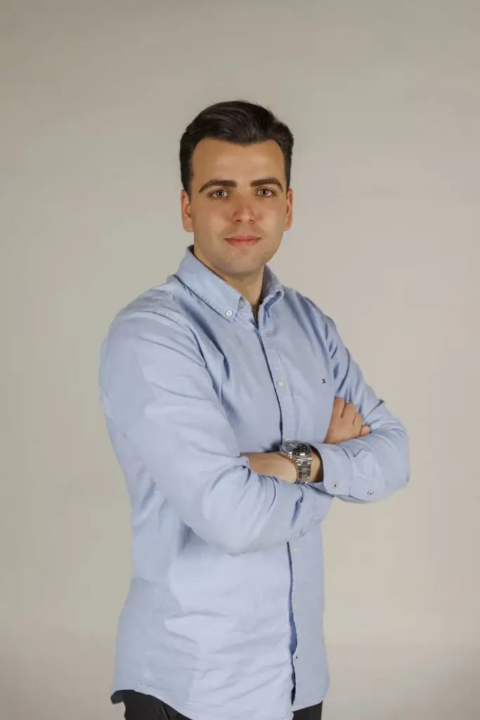 contacta por WhatsApp con un consultor especializado en marketing industrial: Eric Guil